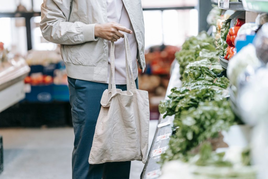 Бавовняний шопер з продуктами на кухонному столі