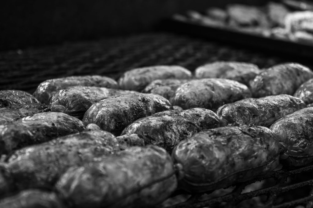 Можно ли замораживать домашнюю колбасу: сроки и советы Кільця домашньої смаженої ковбаси на пергаменті