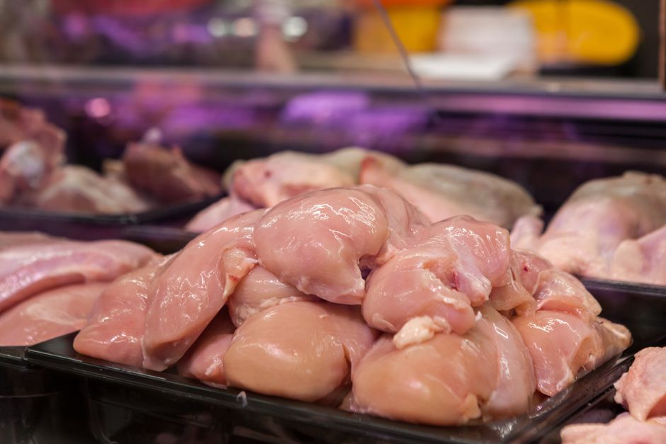Порционно упакованное куриное мясо в пакетах для заморозки