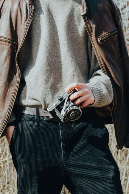 С чем носить вельветовые брюки осенью Brown corduroy pants styled with cream sweater and leather loafers
