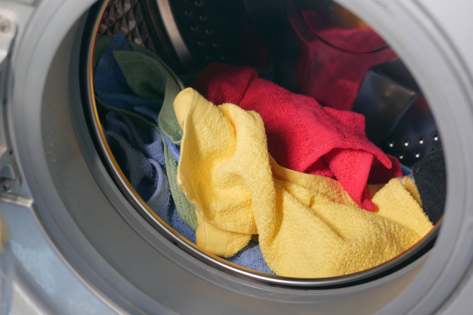 Чи можна прати купальник у пральній машині: повний гайд