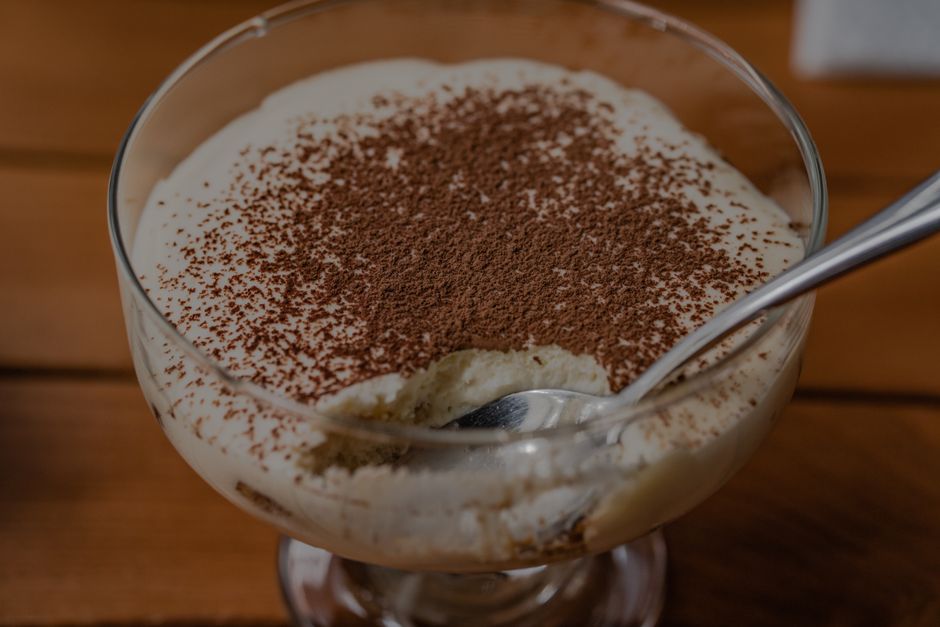 Сир маскарпоне у скляній мисці з ложкою