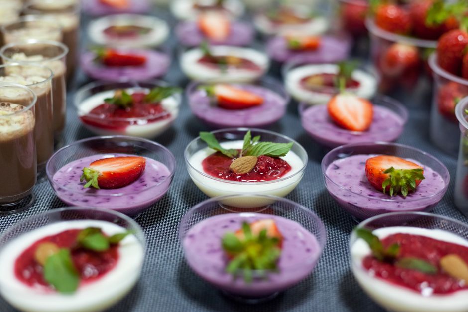 Панакота у порційних формочках з ягідним соусом