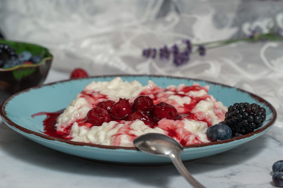 Порція рисової молочної каші в мисці перед заморозкою