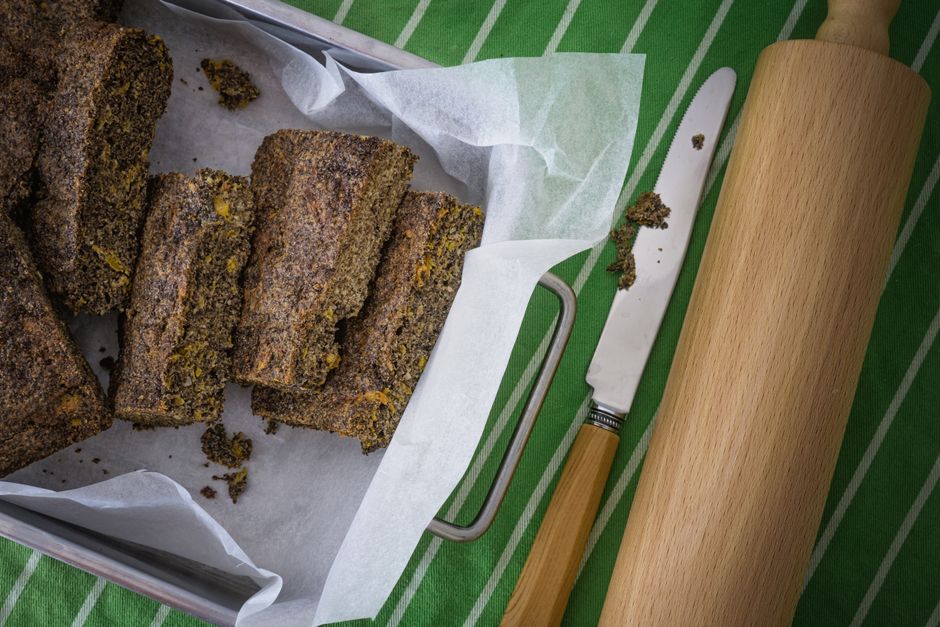 Кусочки тофу выложенные на противень для предварительной заморозки