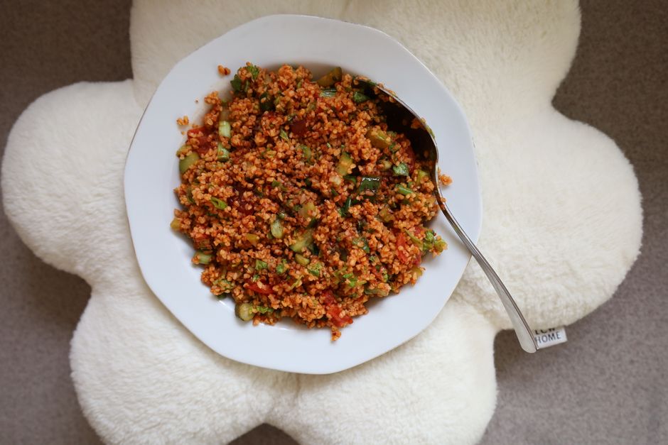 Готовий розпушений кус-кус у мисці з виделкою
